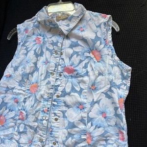 Ladies sleeveless 100% cotton Liz Claiborne snap front  top